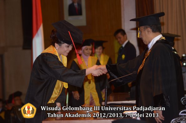 wisuda-unpad-gel-iii-ta-2012_2013-fakultas-hukum-oleh-rektor-021