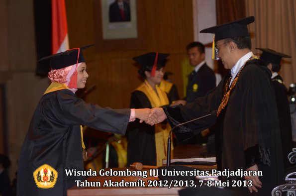 wisuda-unpad-gel-iii-ta-2012_2013-fakultas-hukum-oleh-rektor-022