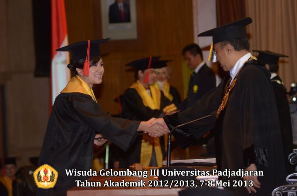 wisuda-unpad-gel-iii-ta-2012_2013-fakultas-hukum-oleh-rektor-023