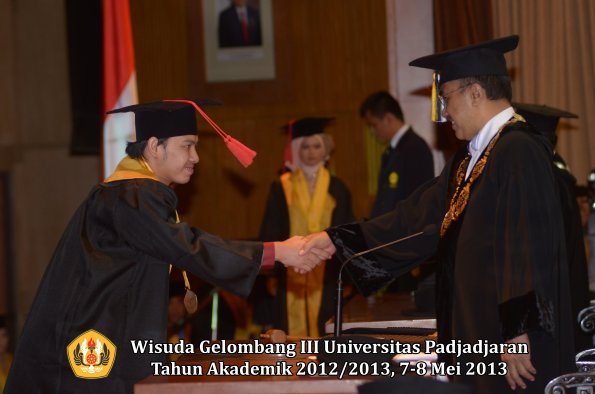 wisuda-unpad-gel-iii-ta-2012_2013-fakultas-hukum-oleh-rektor-024