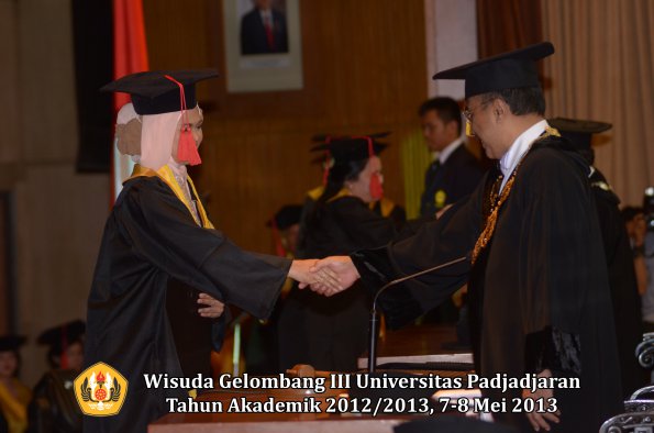 wisuda-unpad-gel-iii-ta-2012_2013-fakultas-hukum-oleh-rektor-025