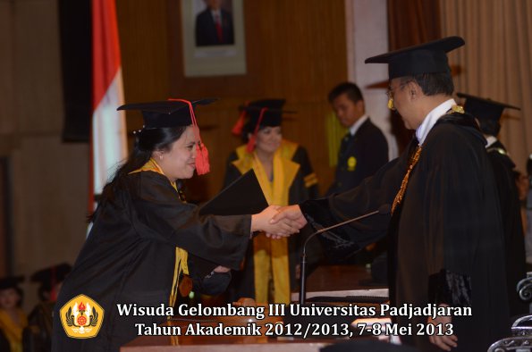 wisuda-unpad-gel-iii-ta-2012_2013-fakultas-hukum-oleh-rektor-026