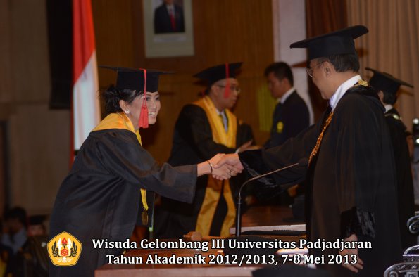 wisuda-unpad-gel-iii-ta-2012_2013-fakultas-hukum-oleh-rektor-027