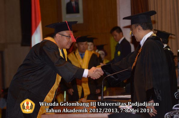 wisuda-unpad-gel-iii-ta-2012_2013-fakultas-hukum-oleh-rektor-028