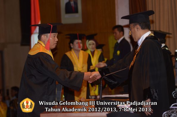 wisuda-unpad-gel-iii-ta-2012_2013-fakultas-hukum-oleh-rektor-029