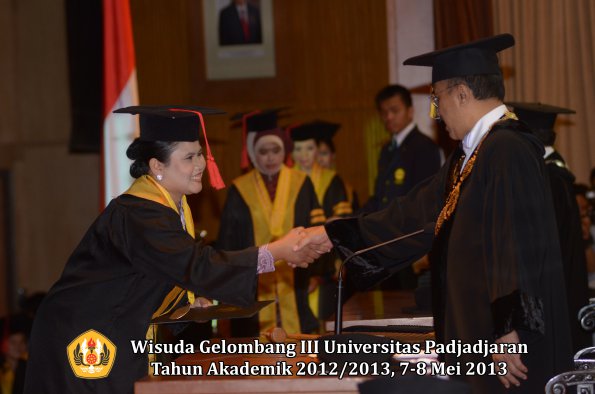 wisuda-unpad-gel-iii-ta-2012_2013-fakultas-hukum-oleh-rektor-030