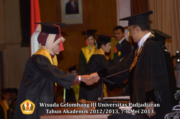 wisuda-unpad-gel-iii-ta-2012_2013-fakultas-hukum-oleh-rektor-031