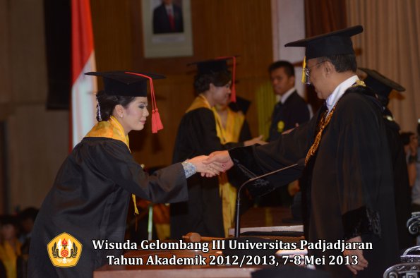 wisuda-unpad-gel-iii-ta-2012_2013-fakultas-hukum-oleh-rektor-032