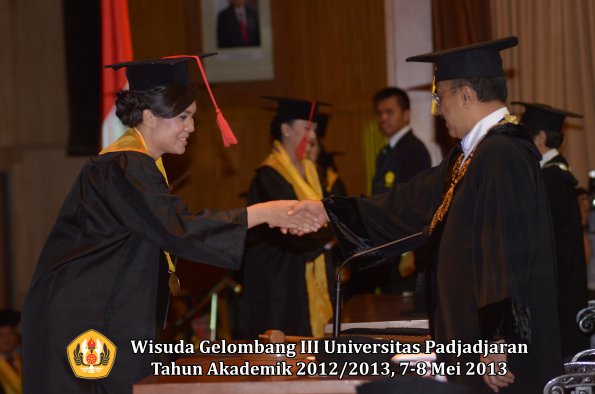 wisuda-unpad-gel-iii-ta-2012_2013-fakultas-hukum-oleh-rektor-033