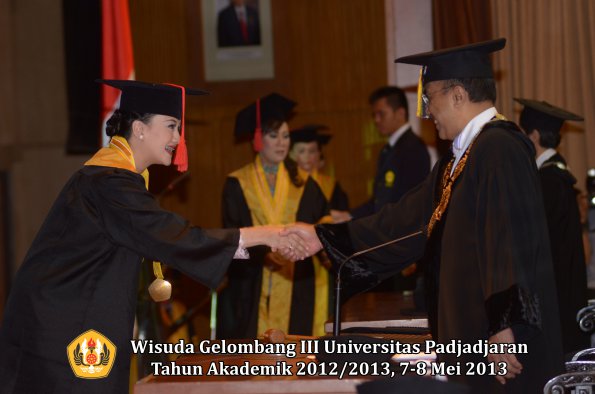 wisuda-unpad-gel-iii-ta-2012_2013-fakultas-hukum-oleh-rektor-034