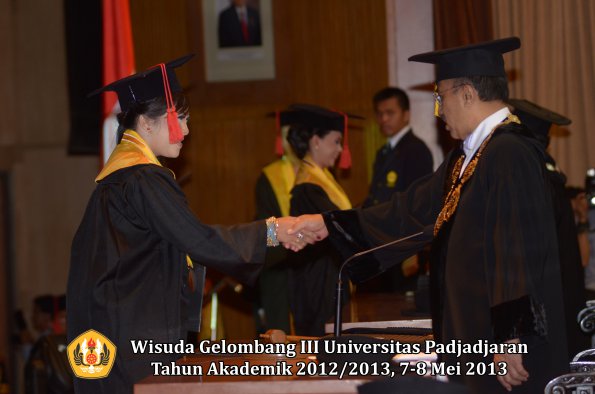 wisuda-unpad-gel-iii-ta-2012_2013-fakultas-hukum-oleh-rektor-035