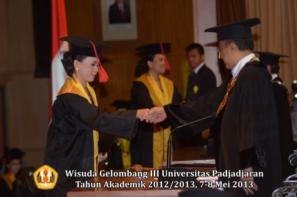 wisuda-unpad-gel-iii-ta-2012_2013-fakultas-hukum-oleh-rektor-036