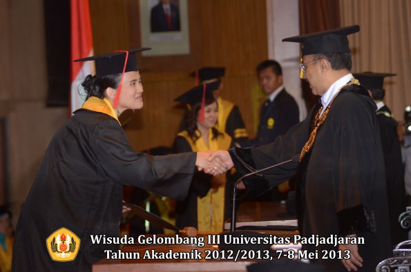 wisuda-unpad-gel-iii-ta-2012_2013-fakultas-hukum-oleh-rektor-037