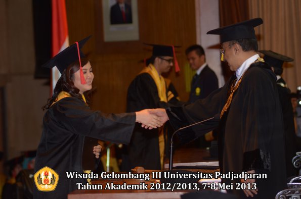 wisuda-unpad-gel-iii-ta-2012_2013-fakultas-hukum-oleh-rektor-038