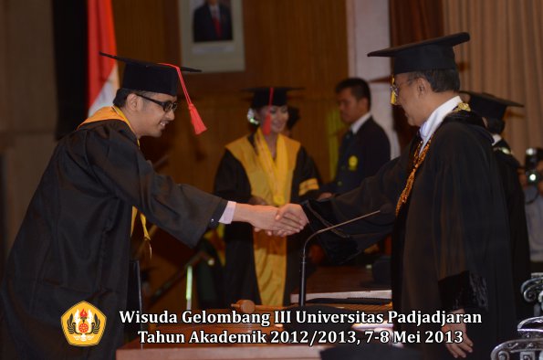 wisuda-unpad-gel-iii-ta-2012_2013-fakultas-hukum-oleh-rektor-039