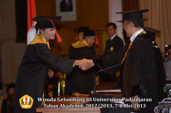 wisuda-unpad-gel-iii-ta-2012_2013-fakultas-hukum-oleh-rektor-040