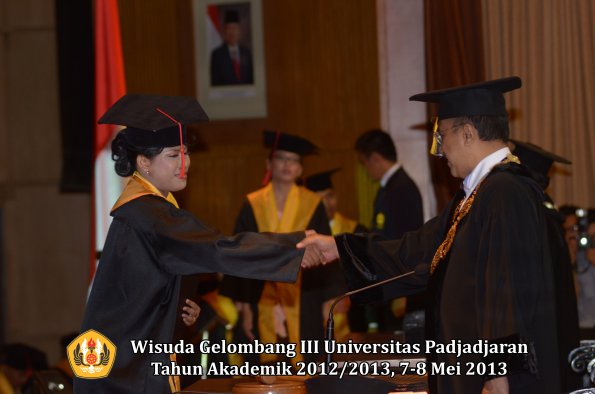 wisuda-unpad-gel-iii-ta-2012_2013-fakultas-hukum-oleh-rektor-058