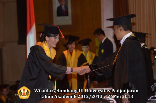 wisuda-unpad-gel-iii-ta-2012_2013-fakultas-hukum-oleh-rektor-062