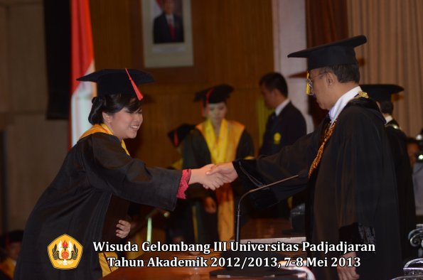 wisuda-unpad-gel-iii-ta-2012_2013-fakultas-hukum-oleh-rektor-063