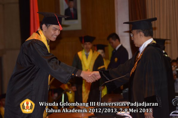 wisuda-unpad-gel-iii-ta-2012_2013-fakultas-hukum-oleh-rektor-065