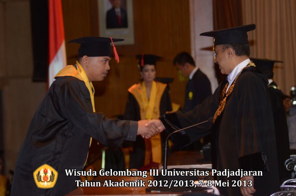 wisuda-unpad-gel-iii-ta-2012_2013-fakultas-hukum-oleh-rektor-066