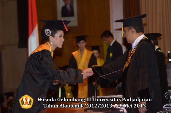 wisuda-unpad-gel-iii-ta-2012_2013-fakultas-hukum-oleh-rektor-067