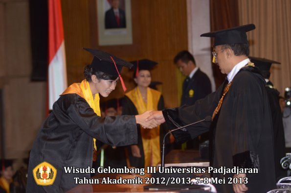 wisuda-unpad-gel-iii-ta-2012_2013-fakultas-hukum-oleh-rektor-068