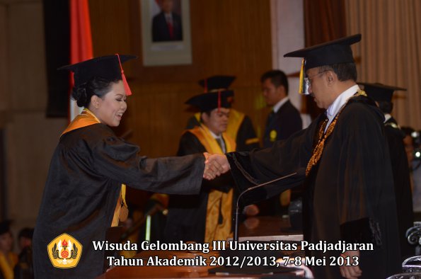 wisuda-unpad-gel-iii-ta-2012_2013-fakultas-hukum-oleh-rektor-070