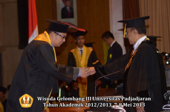 wisuda-unpad-gel-iii-ta-2012_2013-fakultas-hukum-oleh-rektor-072