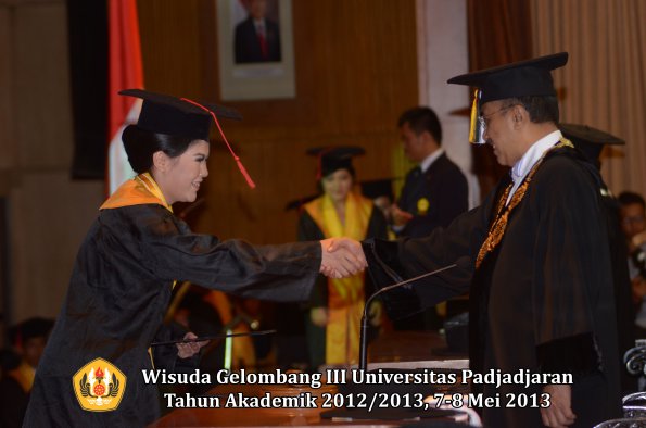 wisuda-unpad-gel-iii-ta-2012_2013-fakultas-hukum-oleh-rektor-075