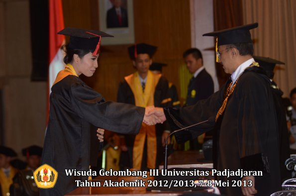 wisuda-unpad-gel-iii-ta-2012_2013-fakultas-hukum-oleh-rektor-078