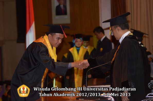 wisuda-unpad-gel-iii-ta-2012_2013-fakultas-hukum-oleh-rektor-080