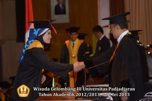 wisuda-unpad-gel-iii-ta-2012_2013-fakultas-hukum-oleh-rektor-081