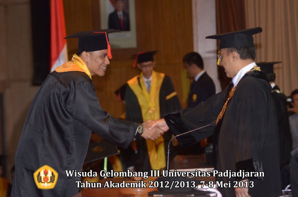 wisuda-unpad-gel-iii-ta-2012_2013-fakultas-hukum-oleh-rektor-082