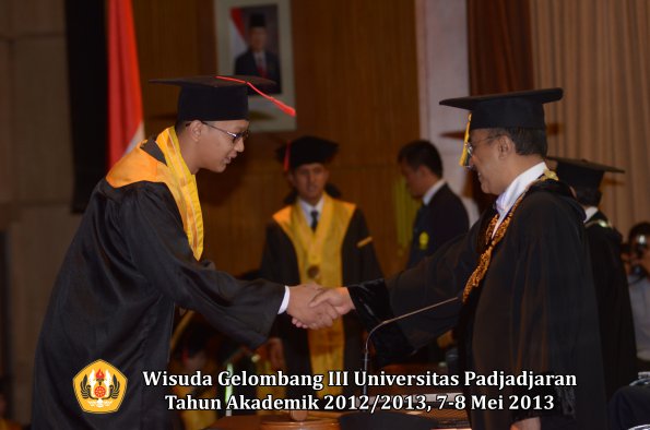 wisuda-unpad-gel-iii-ta-2012_2013-fakultas-hukum-oleh-rektor-083