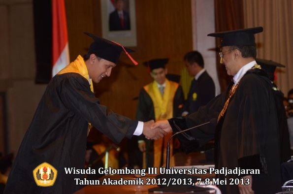 wisuda-unpad-gel-iii-ta-2012_2013-fakultas-hukum-oleh-rektor-084