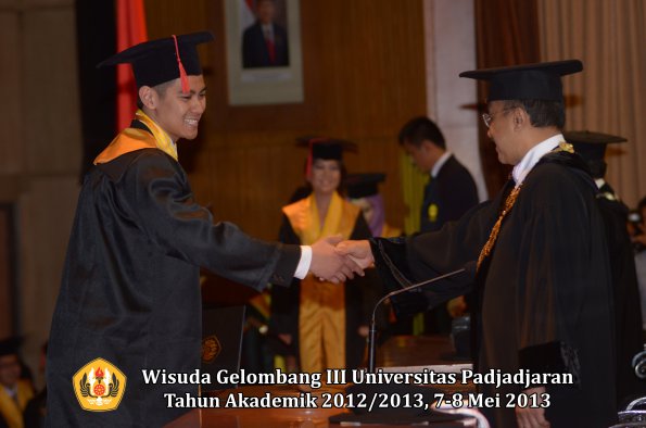 wisuda-unpad-gel-iii-ta-2012_2013-fakultas-hukum-oleh-rektor-085