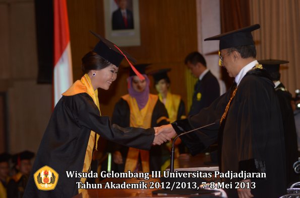 wisuda-unpad-gel-iii-ta-2012_2013-fakultas-hukum-oleh-rektor-086