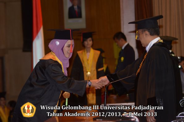 wisuda-unpad-gel-iii-ta-2012_2013-fakultas-hukum-oleh-rektor-087