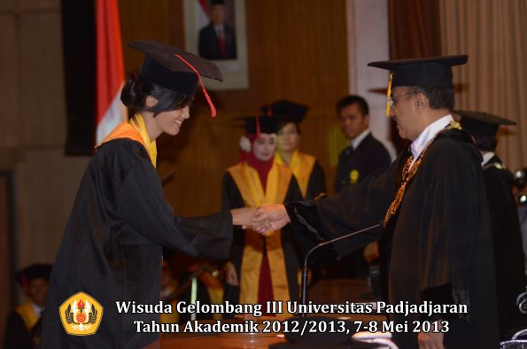 wisuda-unpad-gel-iii-ta-2012_2013-fakultas-hukum-oleh-rektor-088