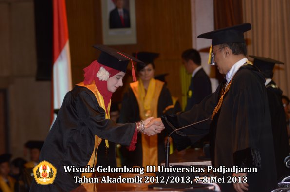 wisuda-unpad-gel-iii-ta-2012_2013-fakultas-hukum-oleh-rektor-089