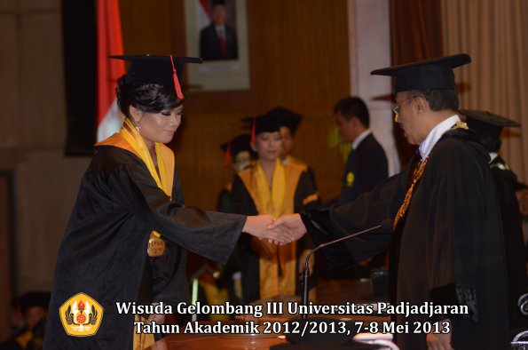 wisuda-unpad-gel-iii-ta-2012_2013-fakultas-hukum-oleh-rektor-090