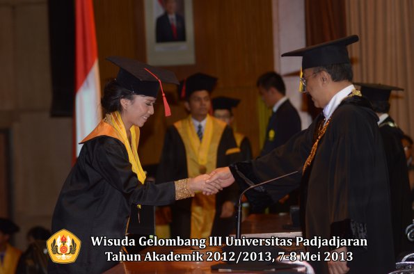 wisuda-unpad-gel-iii-ta-2012_2013-fakultas-hukum-oleh-rektor-091