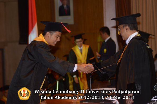 wisuda-unpad-gel-iii-ta-2012_2013-fakultas-hukum-oleh-rektor-092