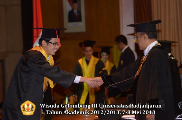 wisuda-unpad-gel-iii-ta-2012_2013-fakultas-hukum-oleh-rektor-093