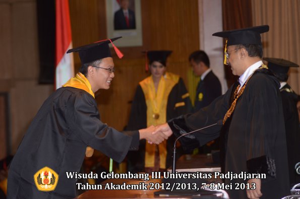 wisuda-unpad-gel-iii-ta-2012_2013-fakultas-hukum-oleh-rektor-094