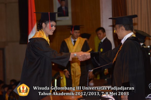 wisuda-unpad-gel-iii-ta-2012_2013-fakultas-hukum-oleh-rektor-095