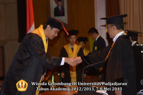 wisuda-unpad-gel-iii-ta-2012_2013-fakultas-hukum-oleh-rektor-096