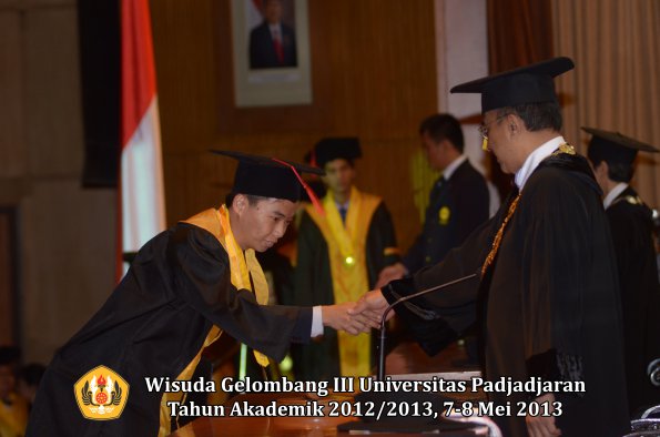 wisuda-unpad-gel-iii-ta-2012_2013-fakultas-hukum-oleh-rektor-097