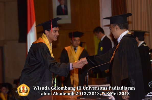 wisuda-unpad-gel-iii-ta-2012_2013-fakultas-hukum-oleh-rektor-098